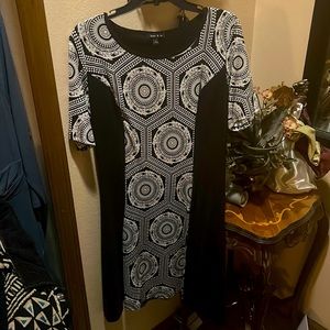 NWOT Gorgeous Sami & Jo textured short-sleeved black and white dress. Size L.